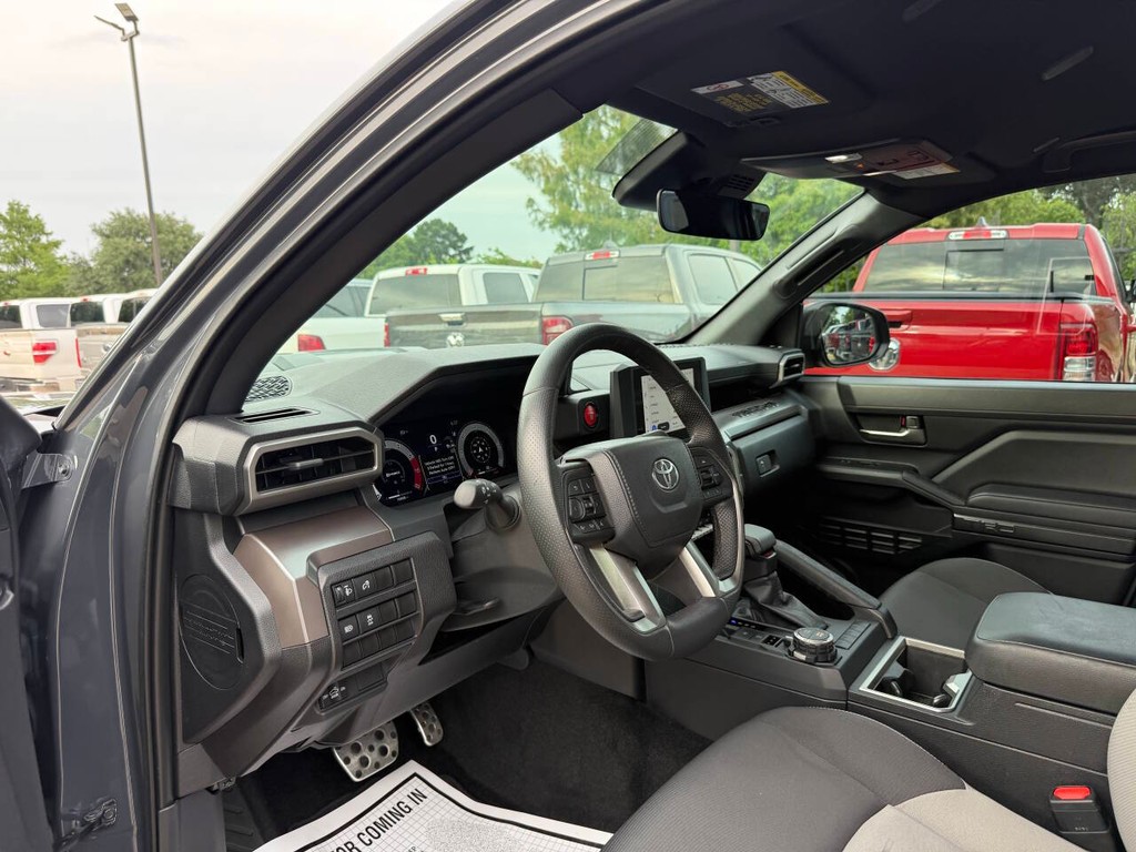 Toyota Tacoma Vehicle Full-screen Gallery Image 06