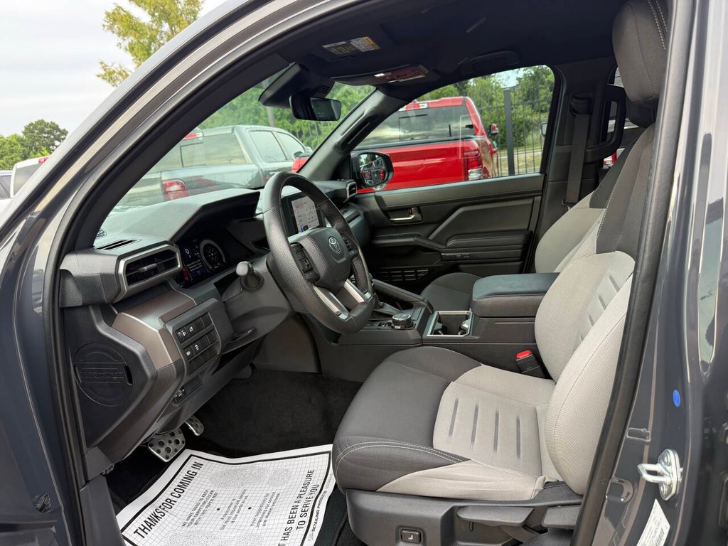 Toyota Tacoma Vehicle Full-screen Gallery Image 07