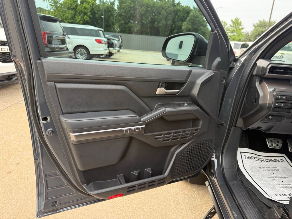 Toyota Tacoma Vehicle Full-screen Gallery Image 08