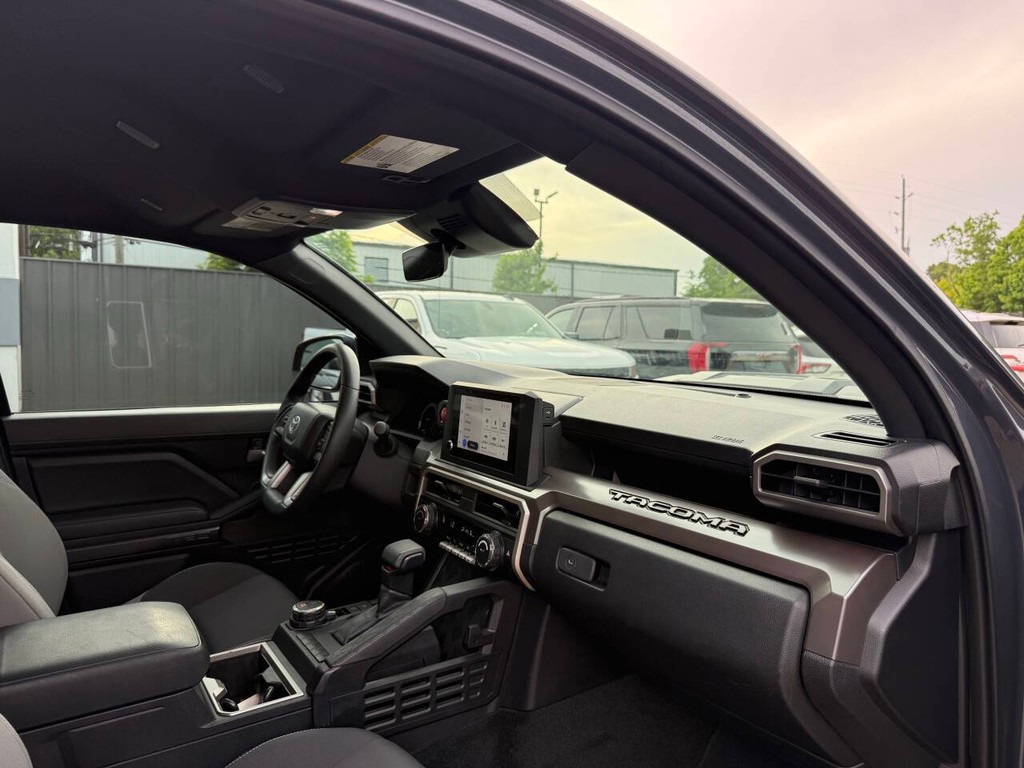Toyota Tacoma Vehicle Full-screen Gallery Image 09
