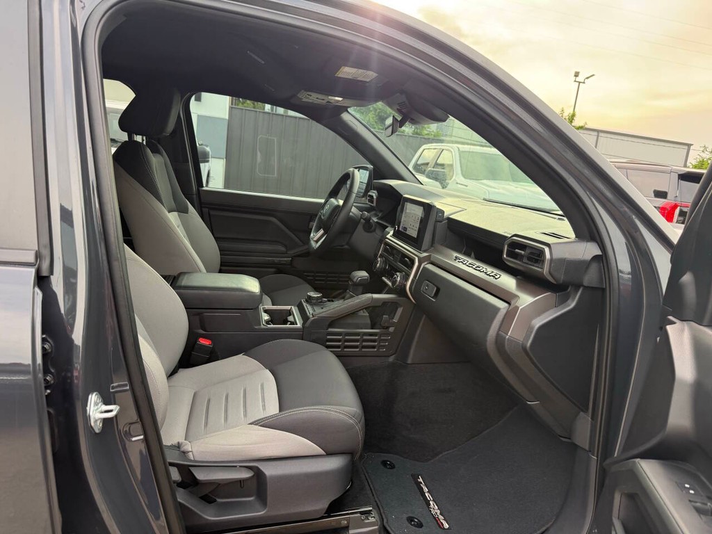 Toyota Tacoma Vehicle Full-screen Gallery Image 10