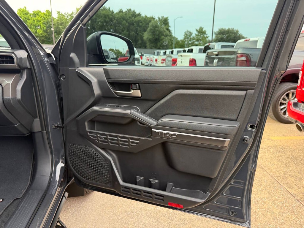 Toyota Tacoma Vehicle Full-screen Gallery Image 11
