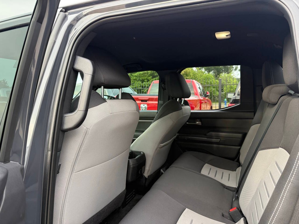 Toyota Tacoma Vehicle Full-screen Gallery Image 12
