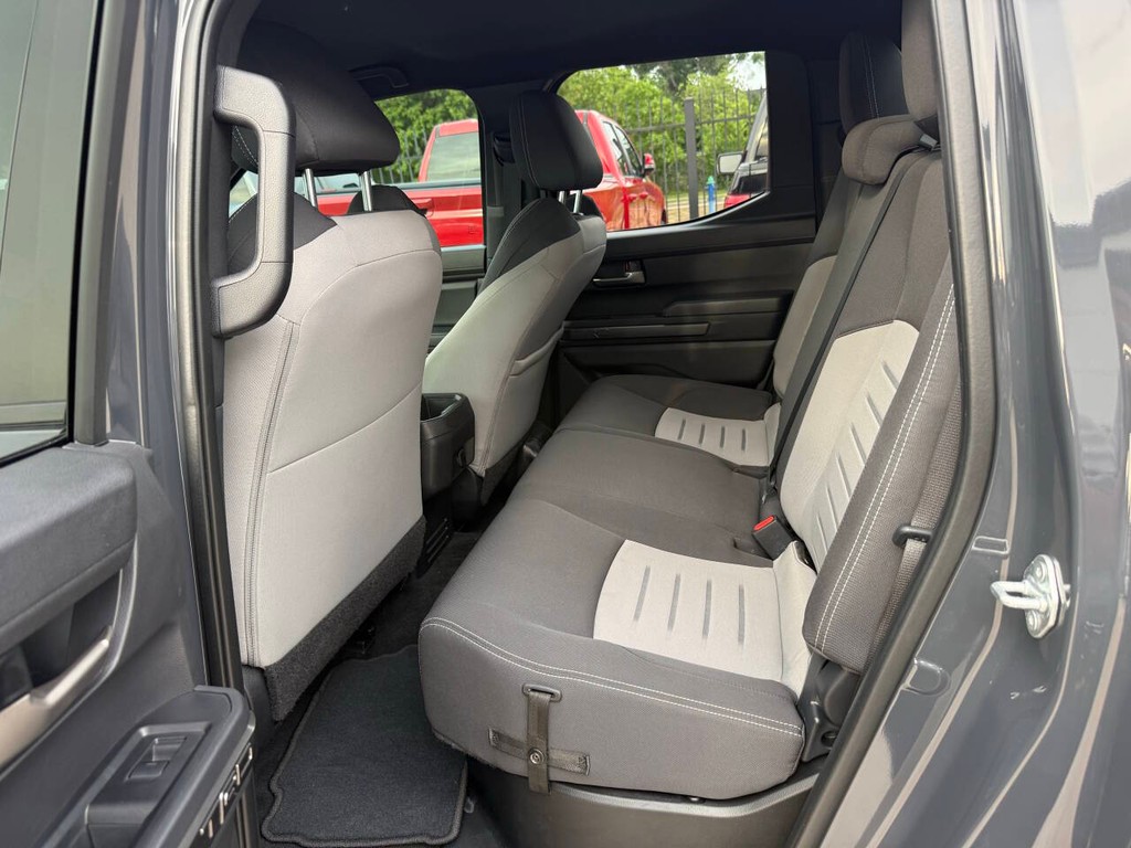 Toyota Tacoma Vehicle Full-screen Gallery Image 13