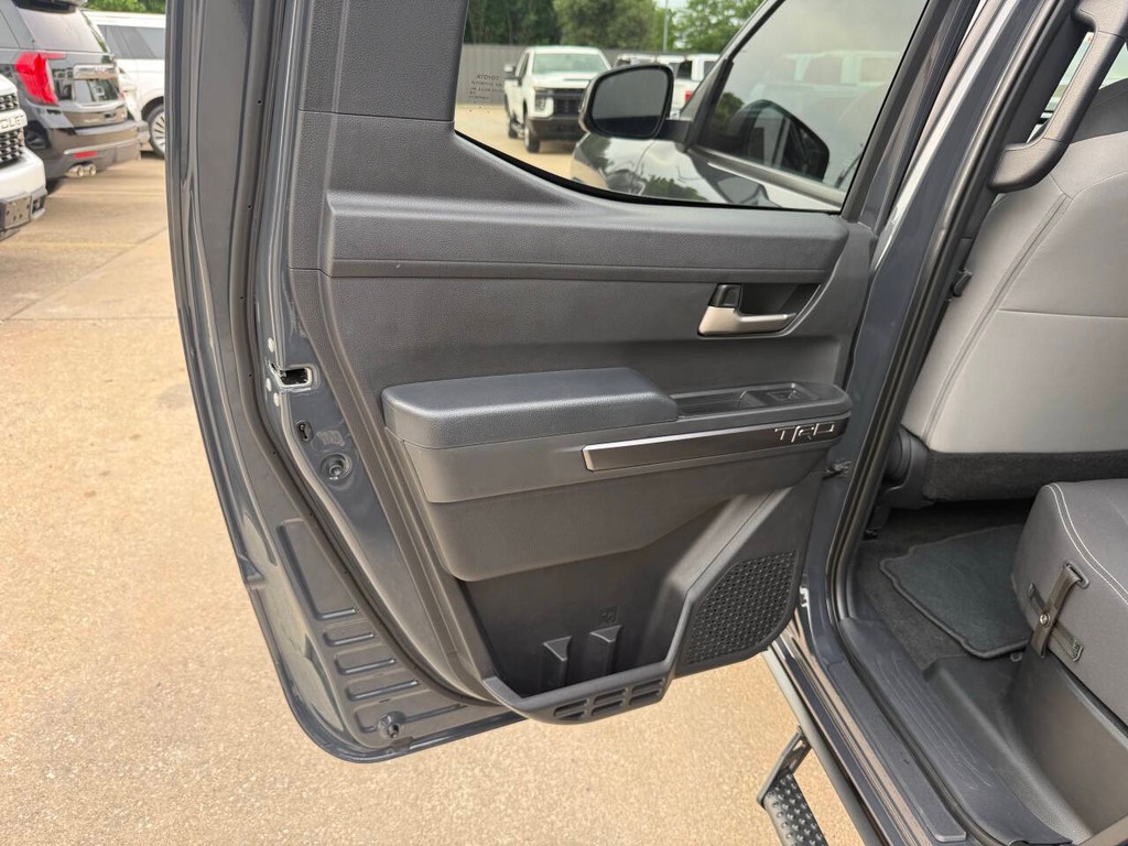 Toyota Tacoma Vehicle Full-screen Gallery Image 14
