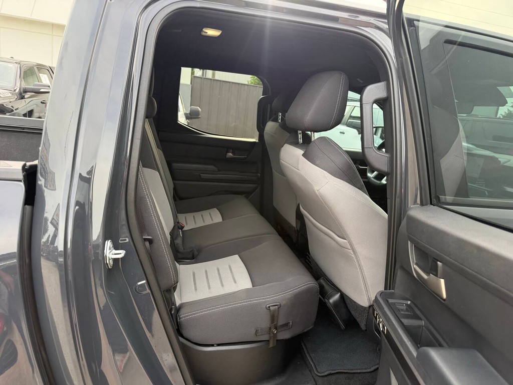 Toyota Tacoma Vehicle Full-screen Gallery Image 15