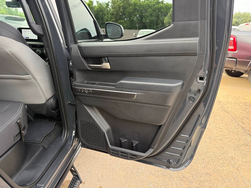 Toyota Tacoma Vehicle Full-screen Gallery Image 16