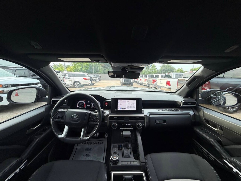 Toyota Tacoma Vehicle Full-screen Gallery Image 18