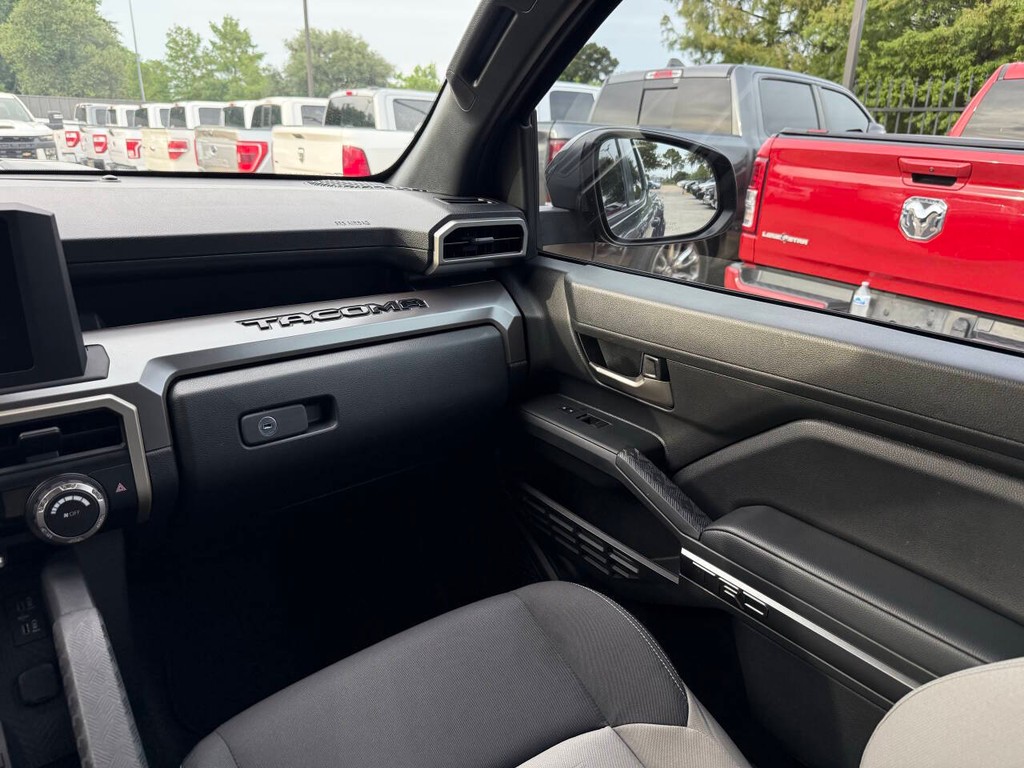Toyota Tacoma Vehicle Full-screen Gallery Image 20