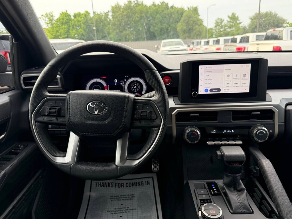 Toyota Tacoma Vehicle Full-screen Gallery Image 21