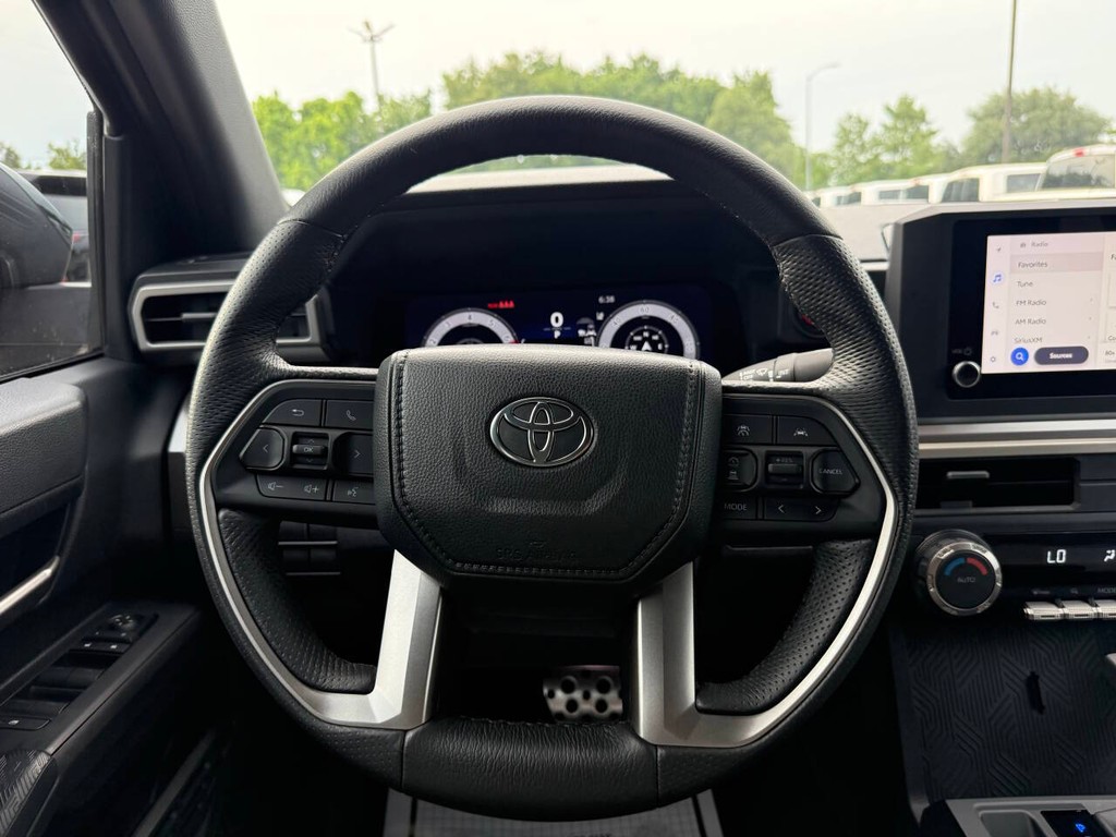 Toyota Tacoma Vehicle Full-screen Gallery Image 22