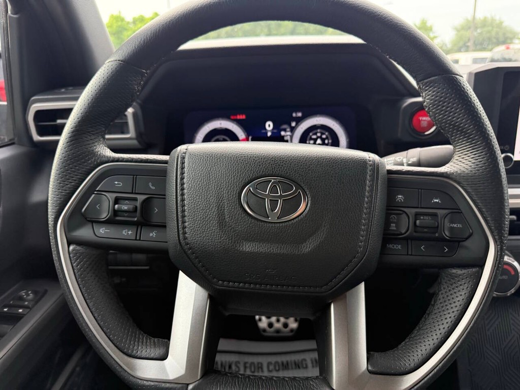 Toyota Tacoma Vehicle Full-screen Gallery Image 23