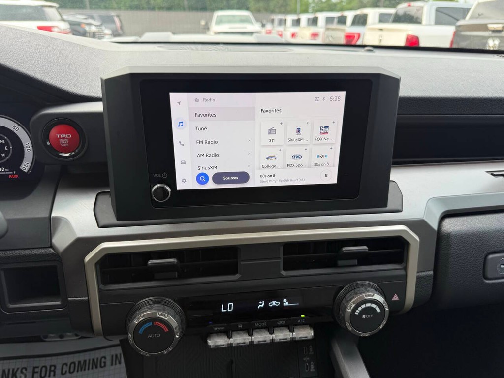 Toyota Tacoma Vehicle Full-screen Gallery Image 24
