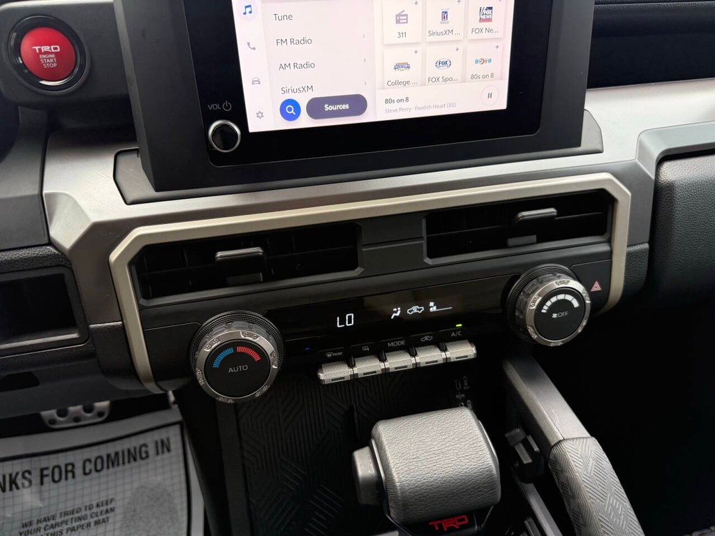 Toyota Tacoma Vehicle Full-screen Gallery Image 27