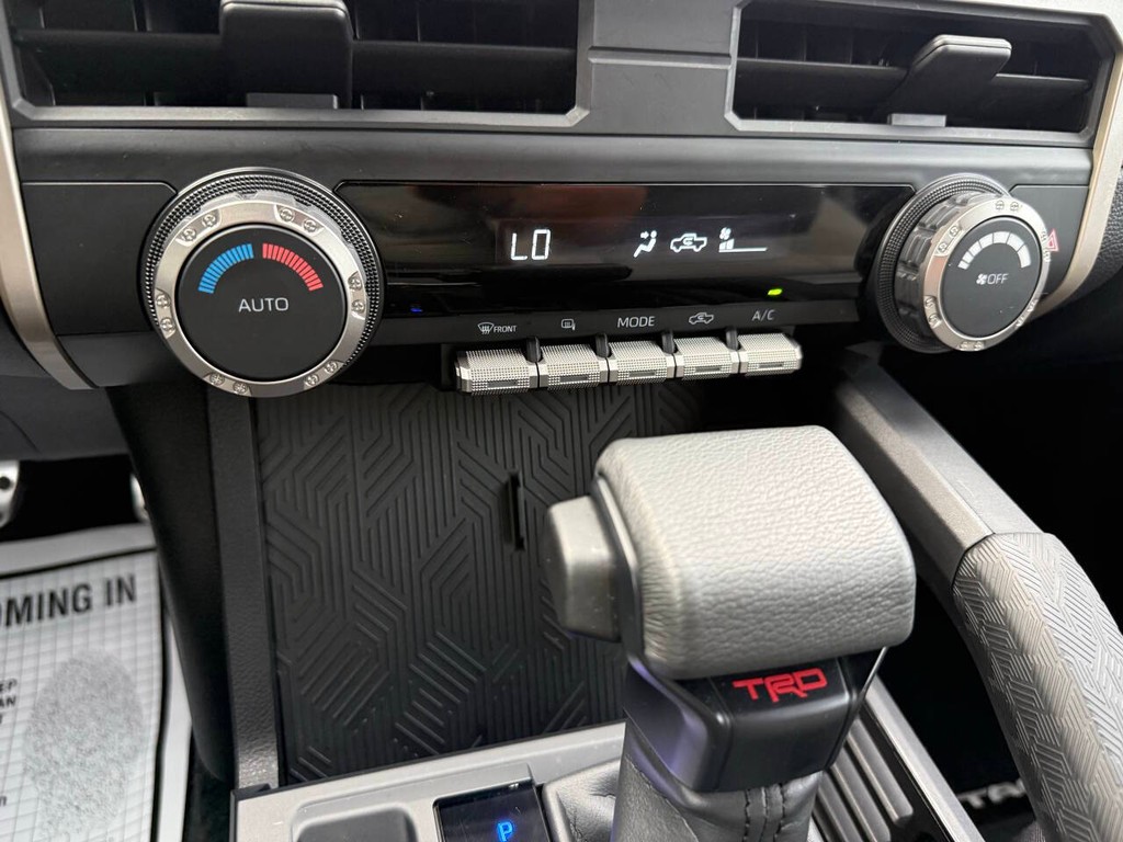 Toyota Tacoma Vehicle Full-screen Gallery Image 28