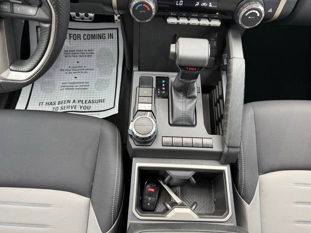 Toyota Tacoma Vehicle Full-screen Gallery Image 29
