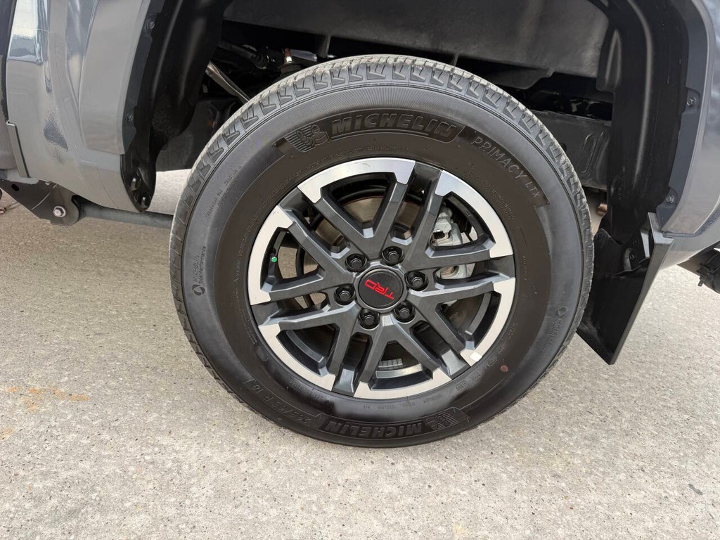 Toyota Tacoma Vehicle Full-screen Gallery Image 34