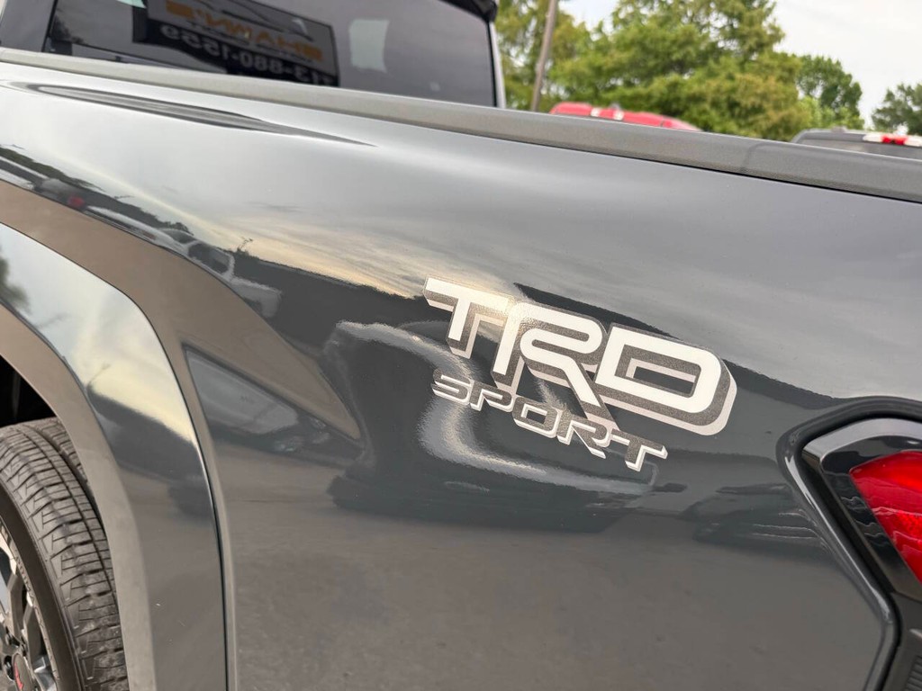Toyota Tacoma Vehicle Full-screen Gallery Image 35