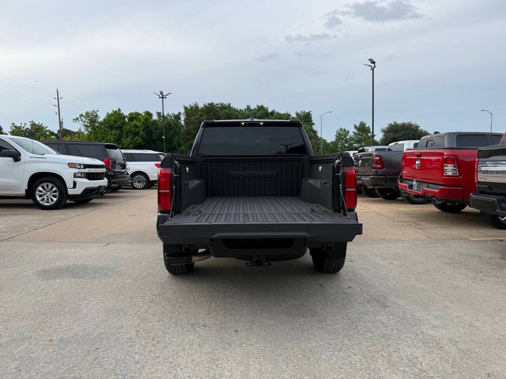 Toyota Tacoma Vehicle Full-screen Gallery Image 36