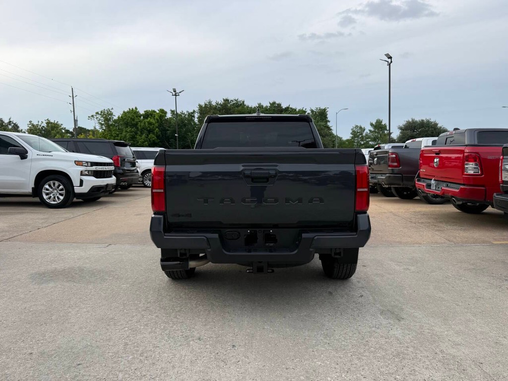 Toyota Tacoma Vehicle Full-screen Gallery Image 37