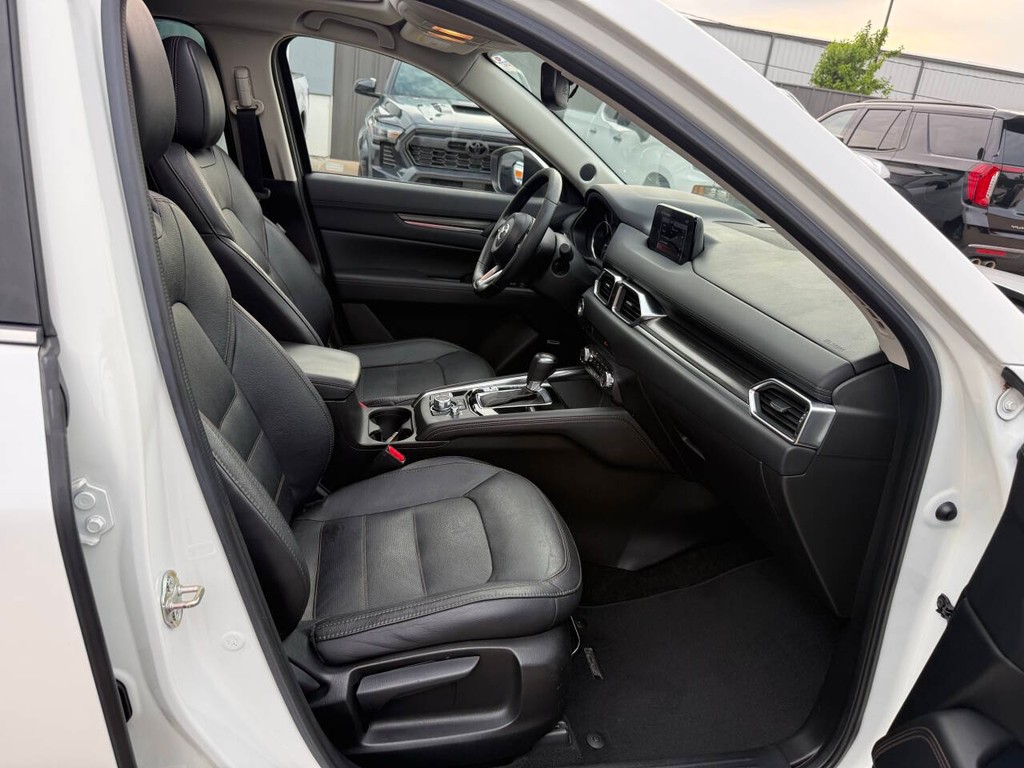 Mazda CX-5 Vehicle Full-screen Gallery Image 10