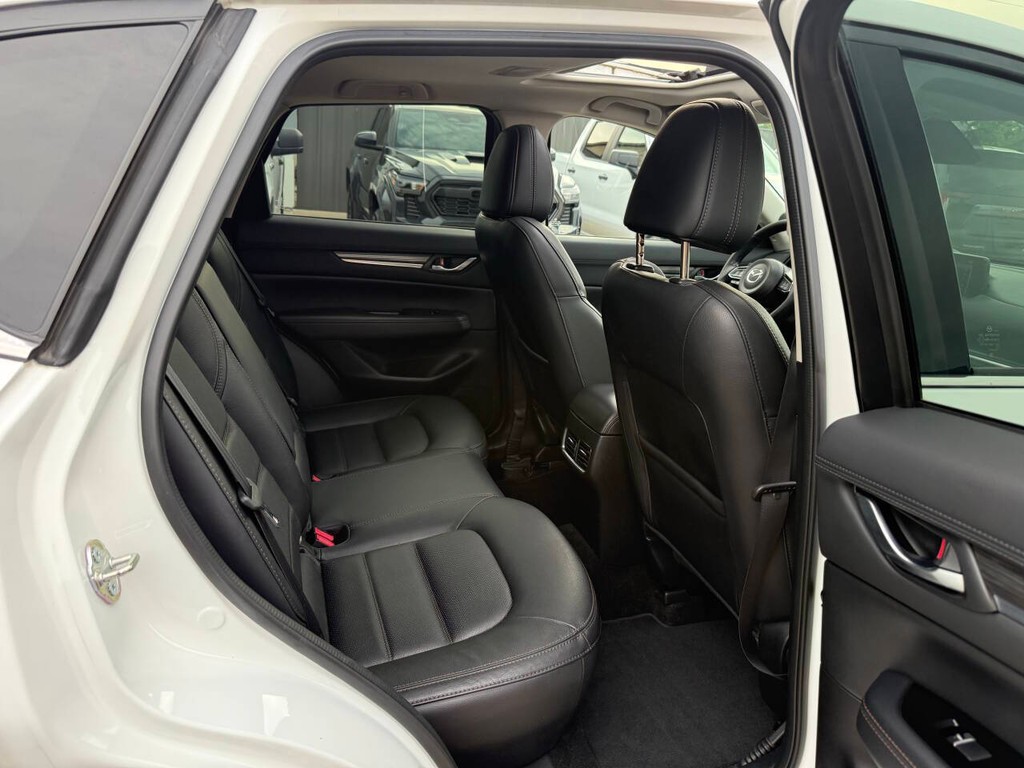 Mazda CX-5 Vehicle Full-screen Gallery Image 15