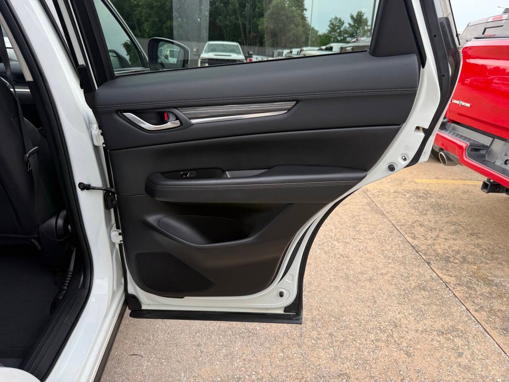 Mazda CX-5 Vehicle Full-screen Gallery Image 16