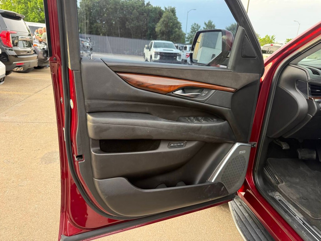 Cadillac Escalade Vehicle Full-screen Gallery Image 08