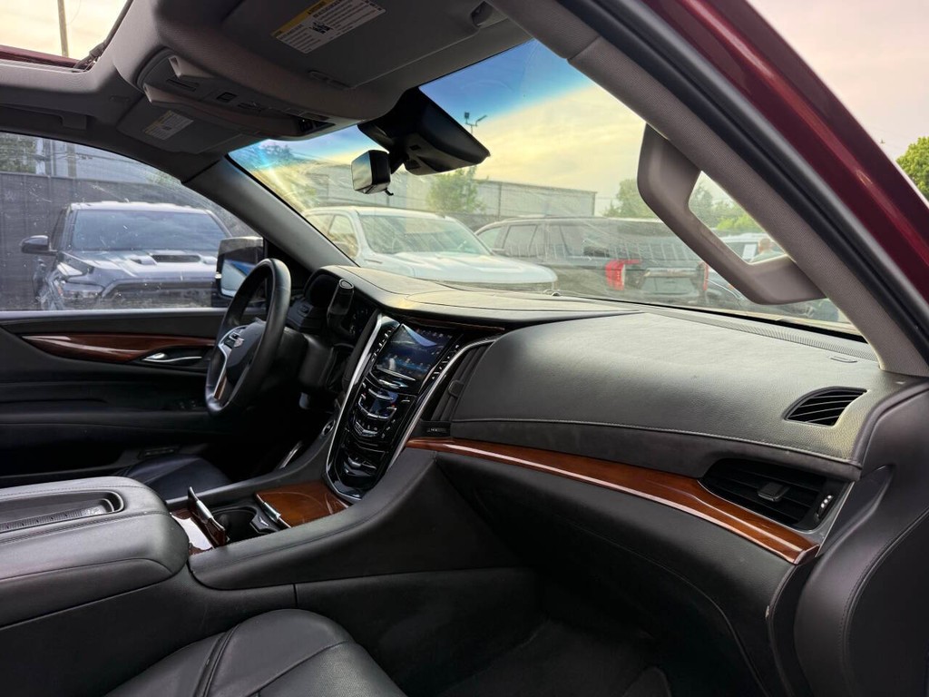 Cadillac Escalade Vehicle Full-screen Gallery Image 09