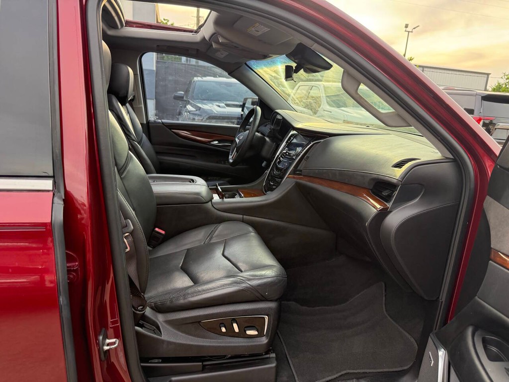 Cadillac Escalade Vehicle Full-screen Gallery Image 10
