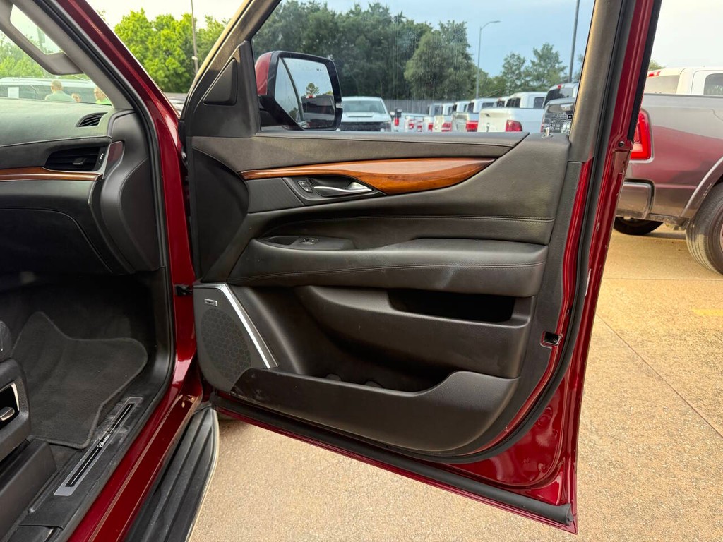 Cadillac Escalade Vehicle Full-screen Gallery Image 11
