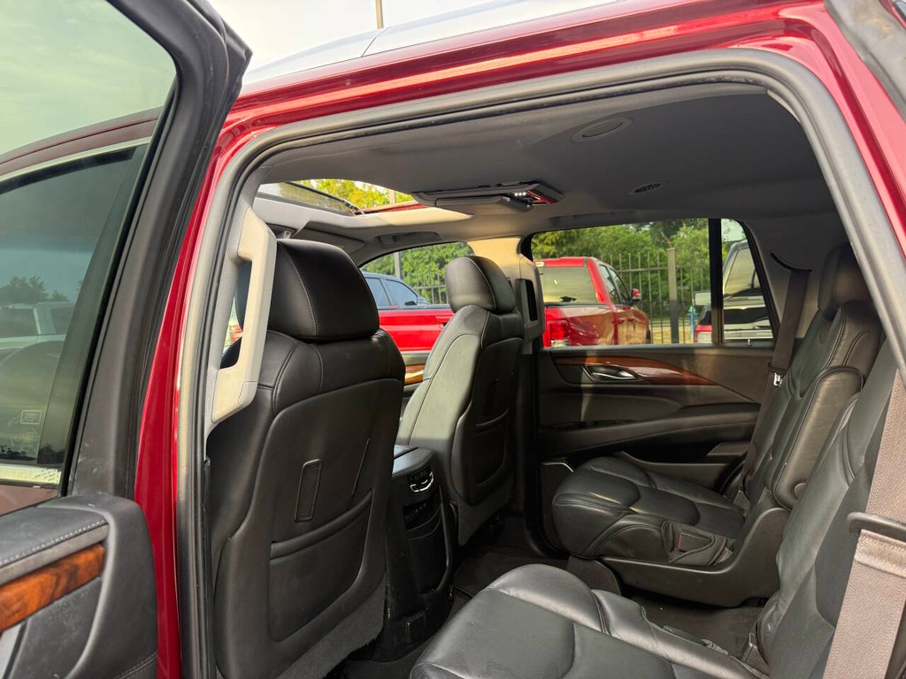 Cadillac Escalade Vehicle Full-screen Gallery Image 12