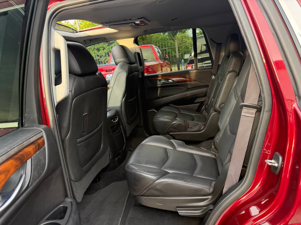 Cadillac Escalade Vehicle Full-screen Gallery Image 13