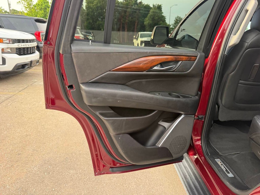 Cadillac Escalade Vehicle Full-screen Gallery Image 15