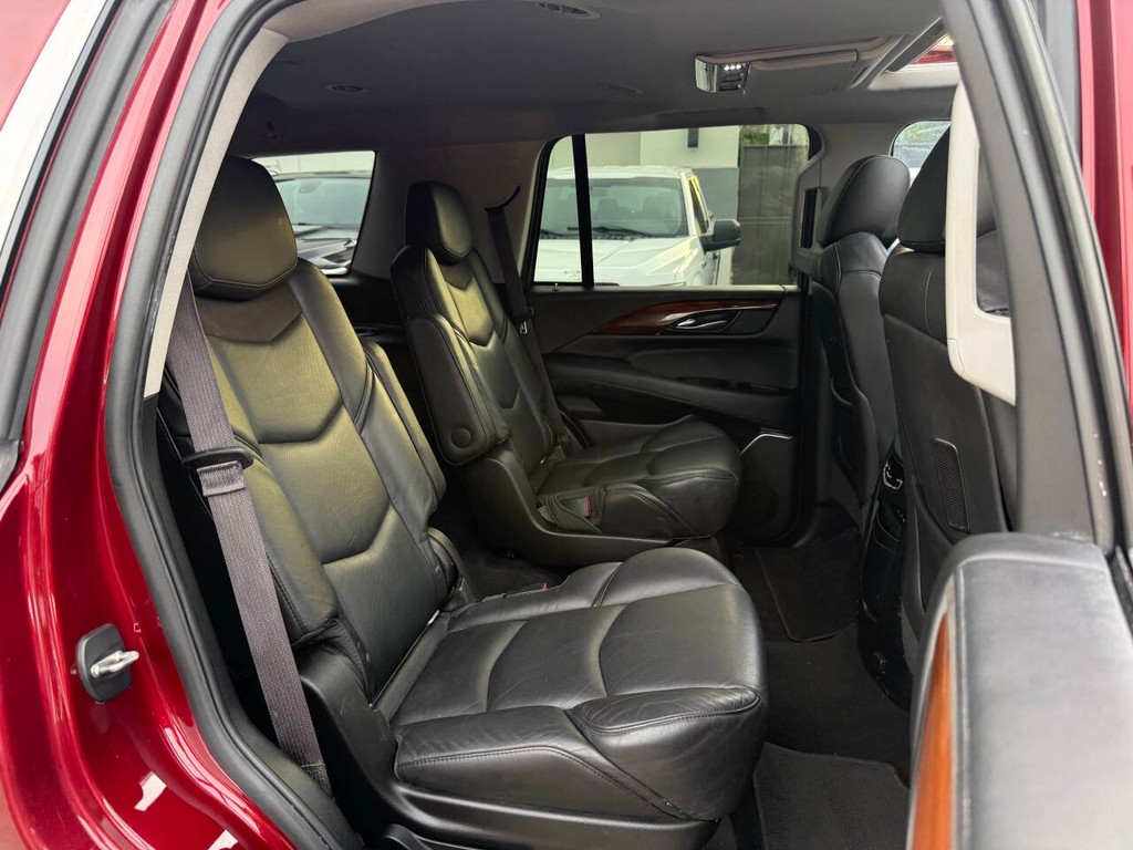 Cadillac Escalade Vehicle Full-screen Gallery Image 16