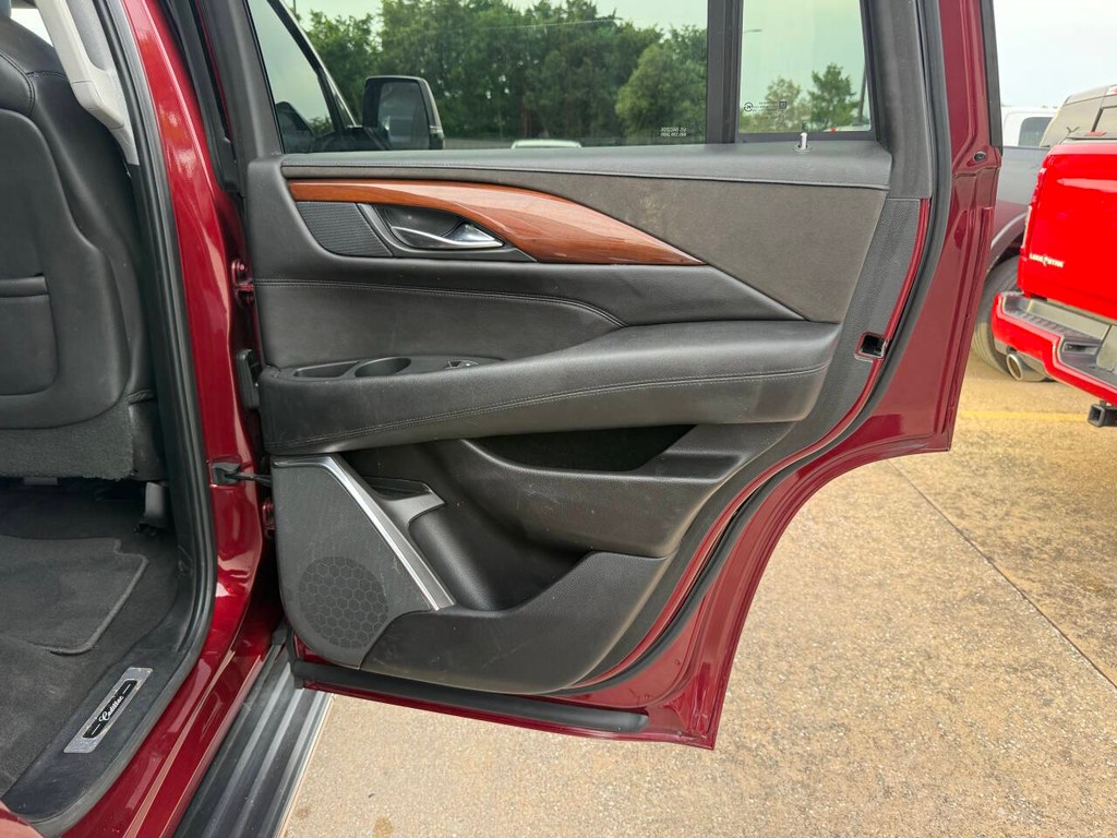 Cadillac Escalade Vehicle Full-screen Gallery Image 18