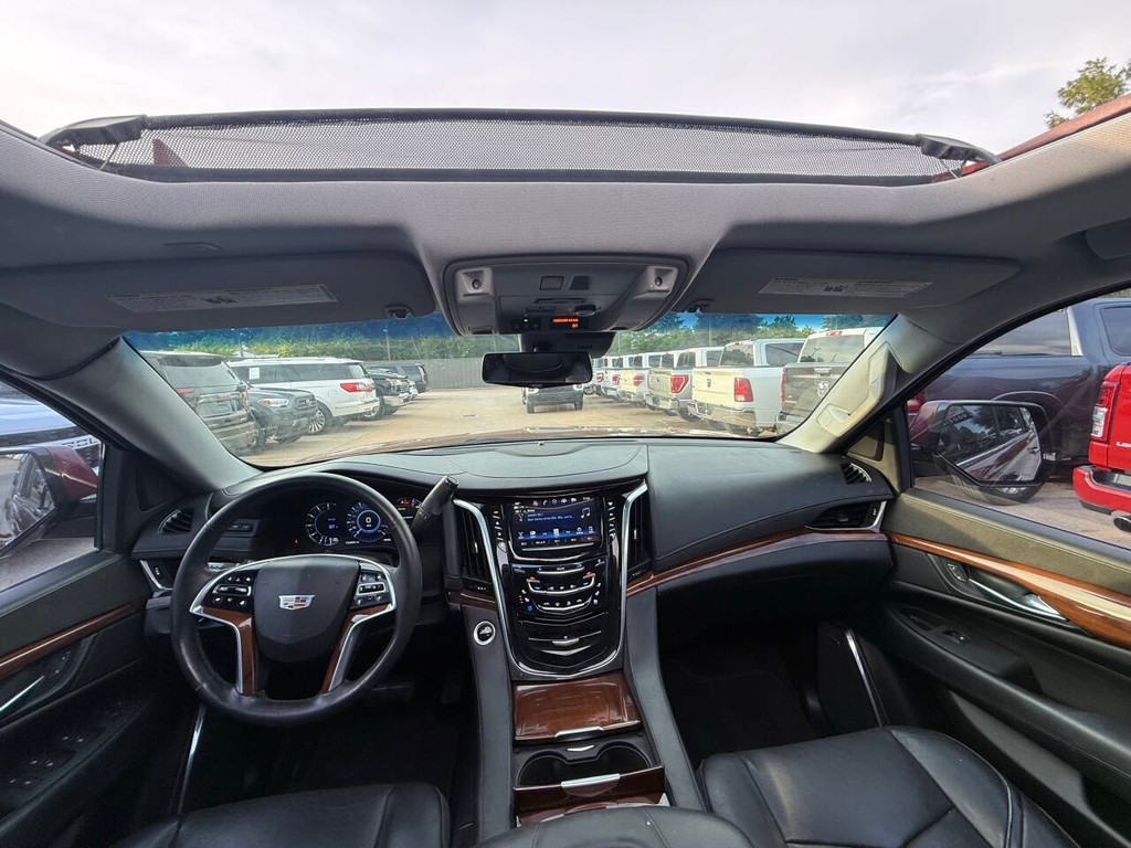 Cadillac Escalade Vehicle Full-screen Gallery Image 20