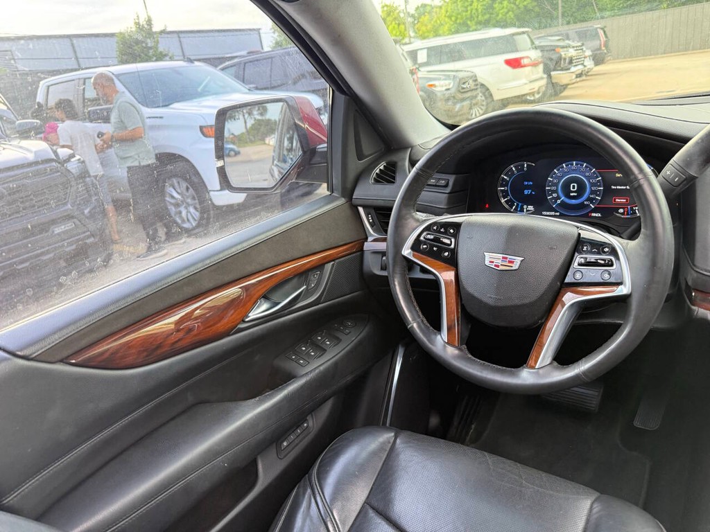 Cadillac Escalade Vehicle Full-screen Gallery Image 21