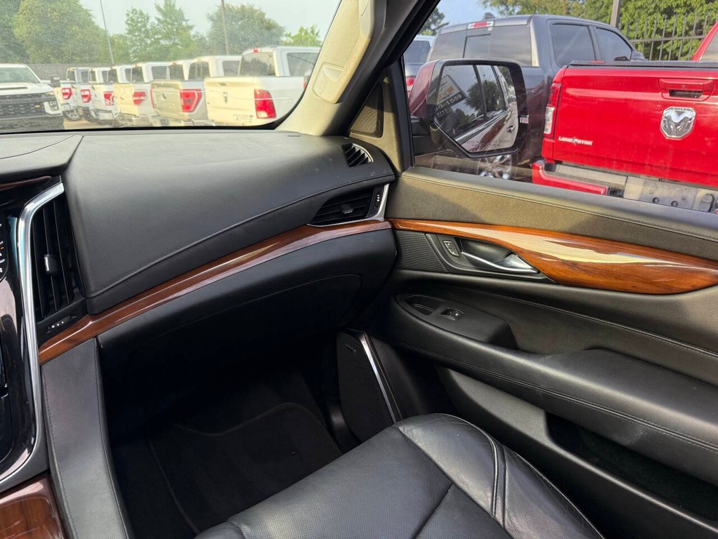 Cadillac Escalade Vehicle Full-screen Gallery Image 22