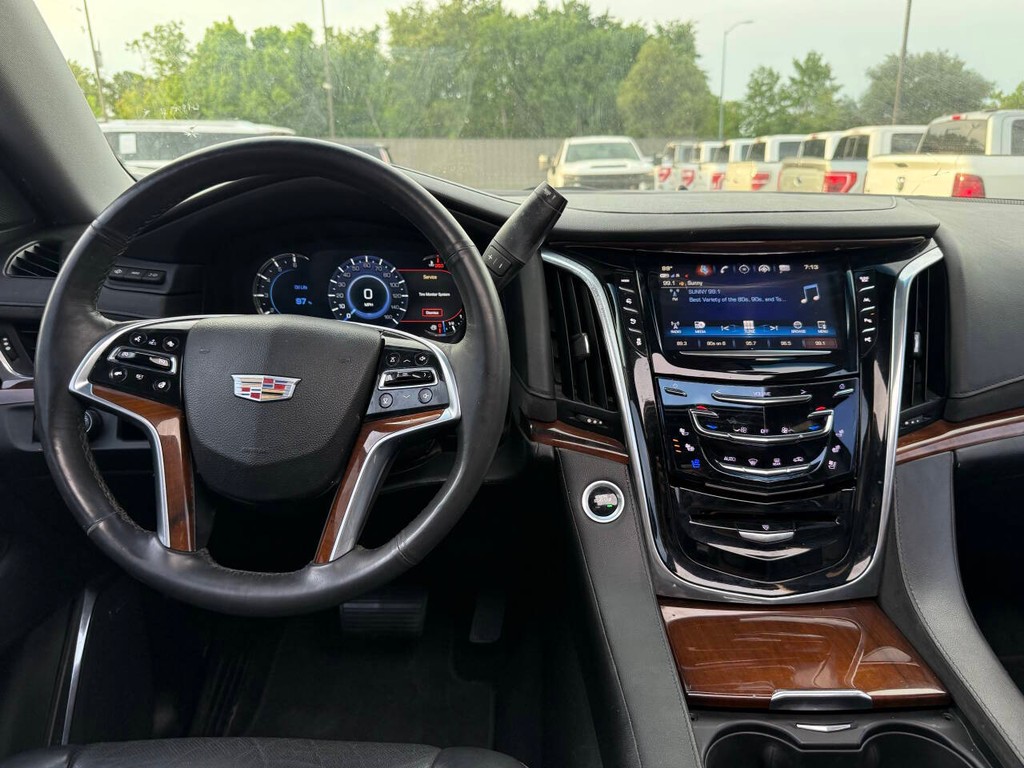Cadillac Escalade Vehicle Full-screen Gallery Image 23