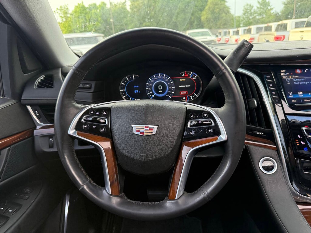 Cadillac Escalade Vehicle Full-screen Gallery Image 24