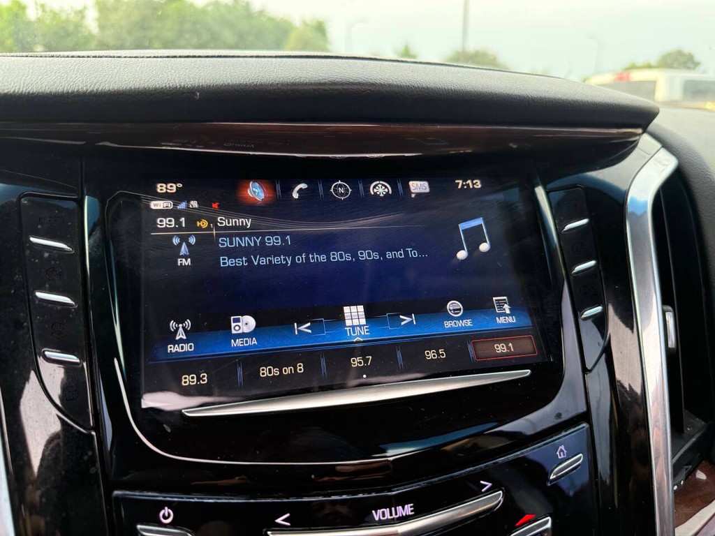 Cadillac Escalade Vehicle Full-screen Gallery Image 26