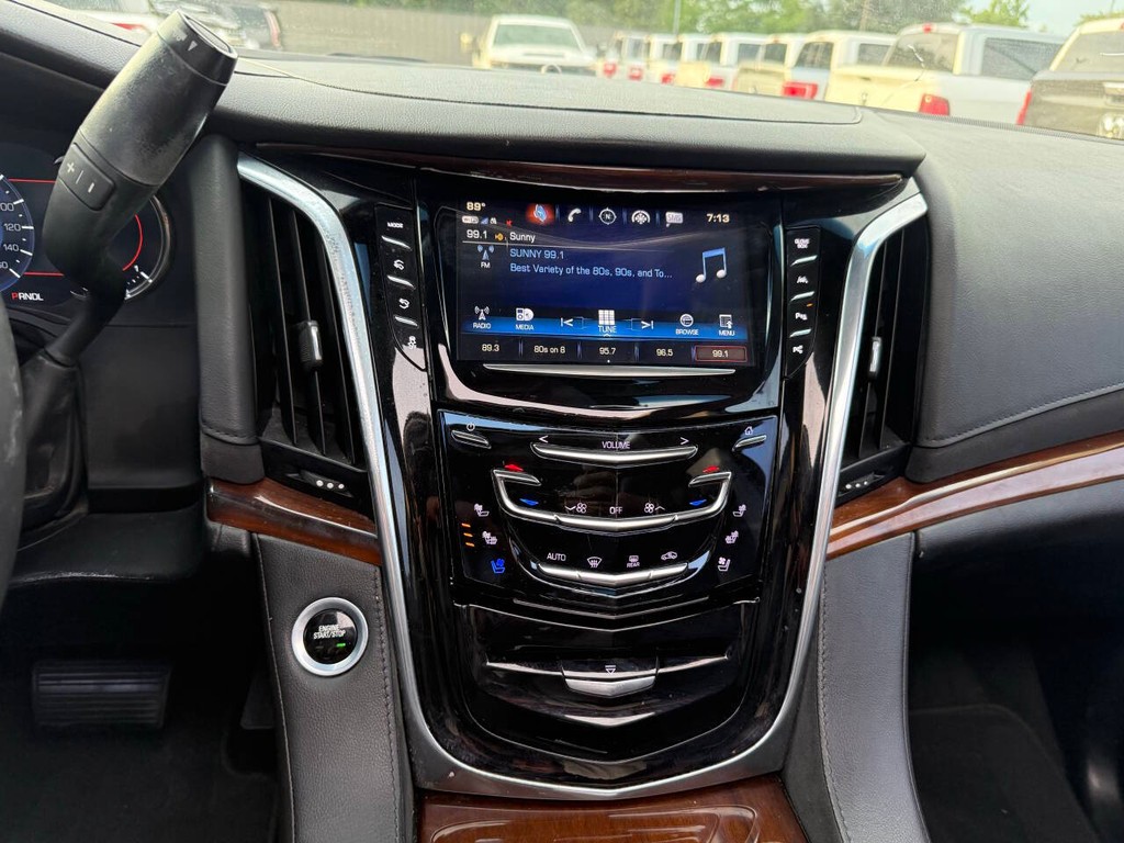 Cadillac Escalade Vehicle Full-screen Gallery Image 27