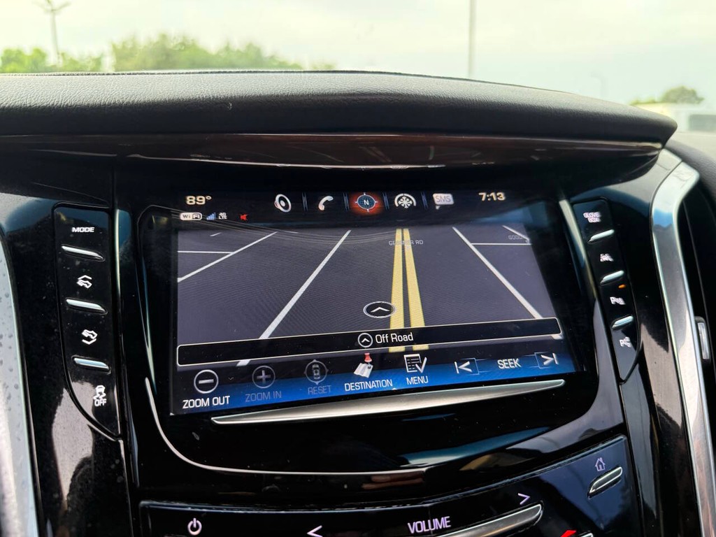 Cadillac Escalade Vehicle Full-screen Gallery Image 28