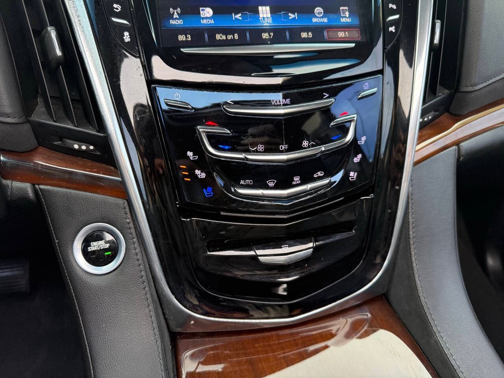 Cadillac Escalade Vehicle Full-screen Gallery Image 30