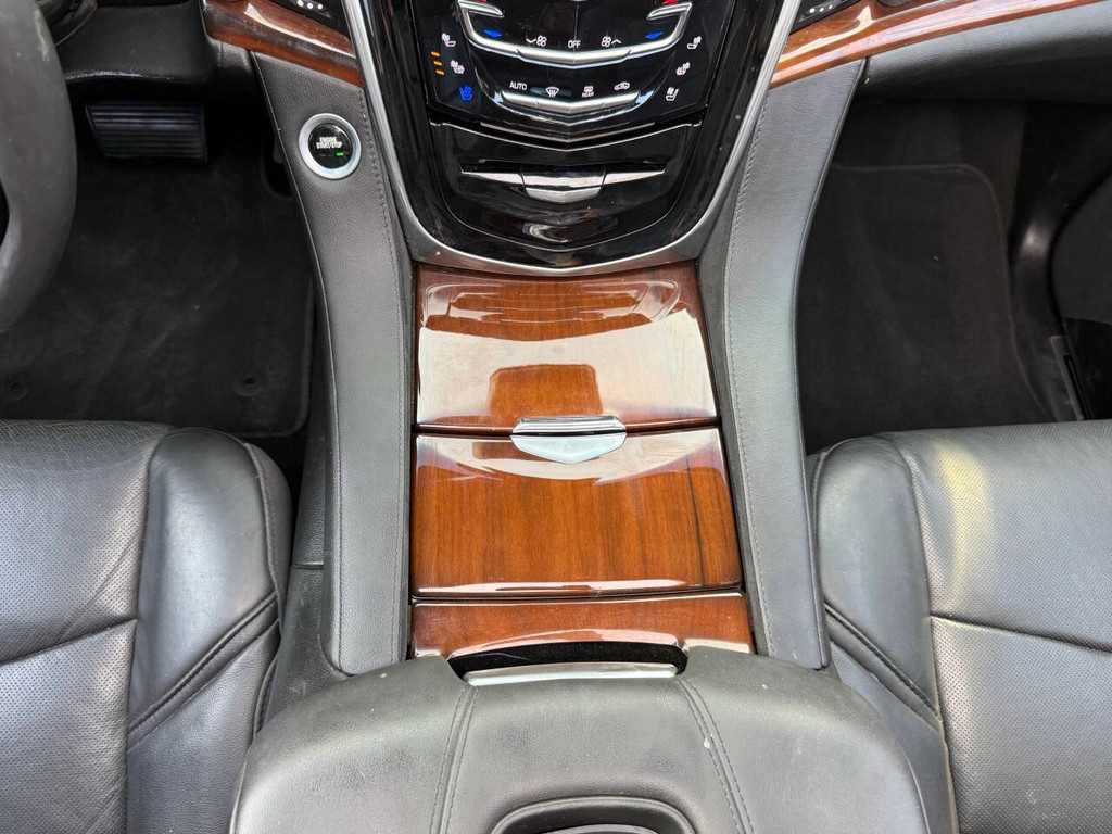 Cadillac Escalade Vehicle Full-screen Gallery Image 31