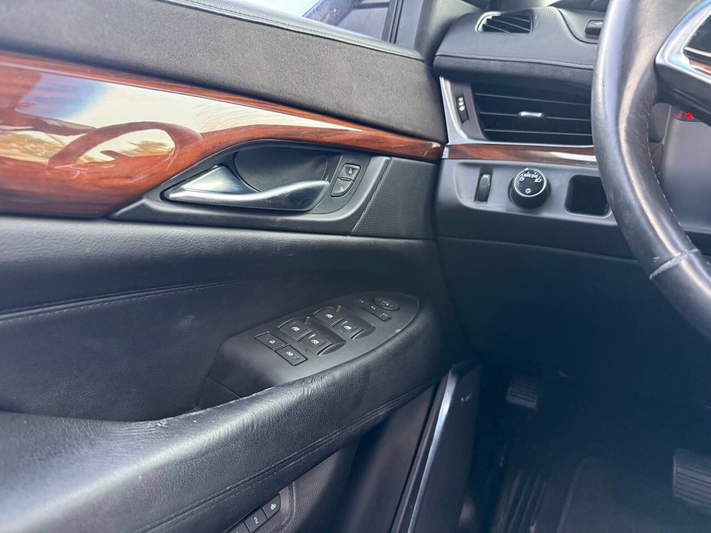 Cadillac Escalade Vehicle Full-screen Gallery Image 32