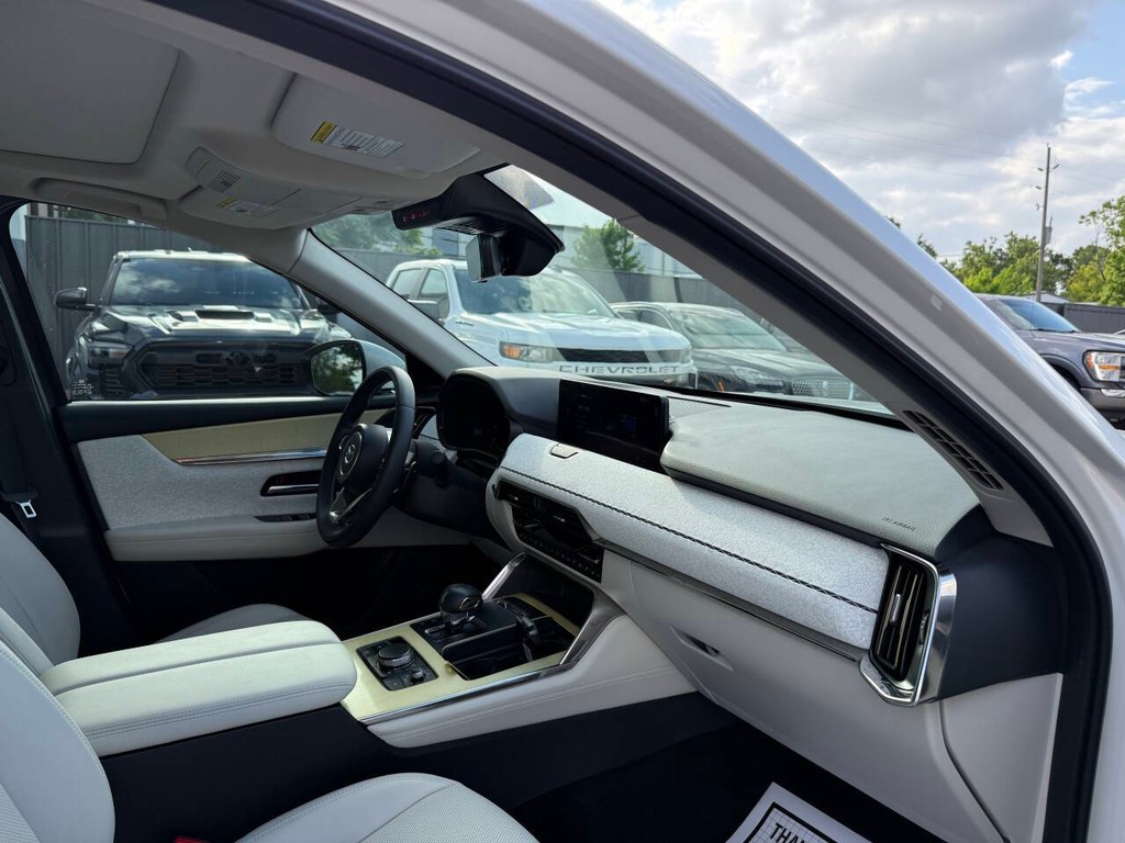 Mazda CX-90 Vehicle Full-screen Gallery Image 09