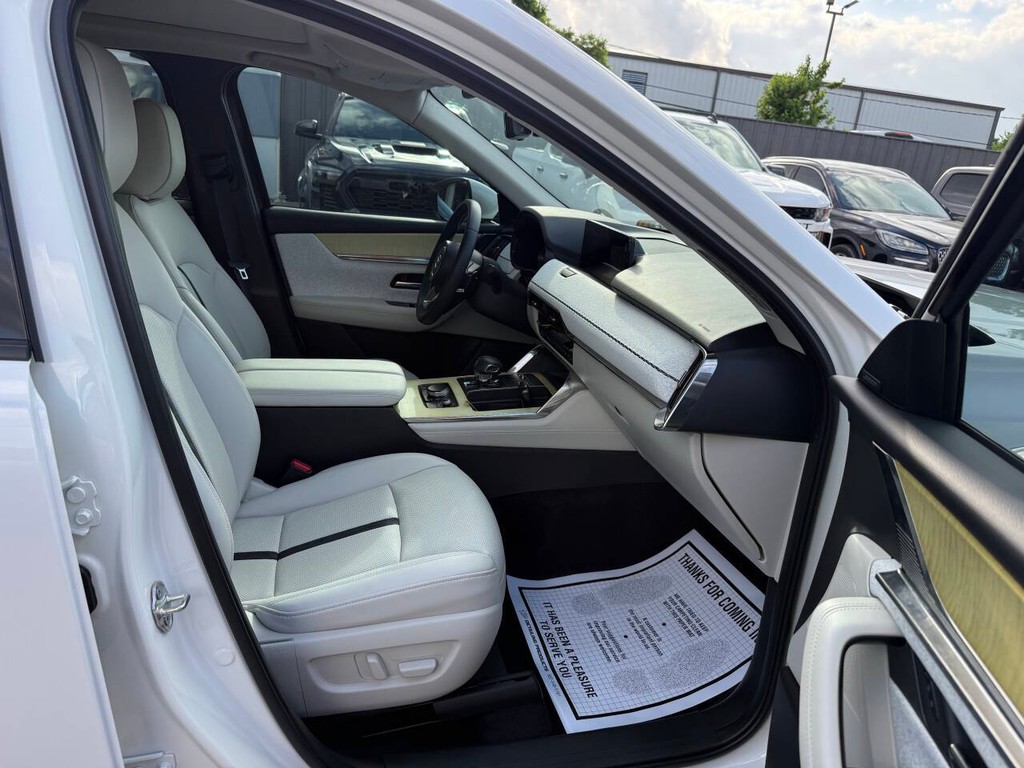 Mazda CX-90 Vehicle Full-screen Gallery Image 10