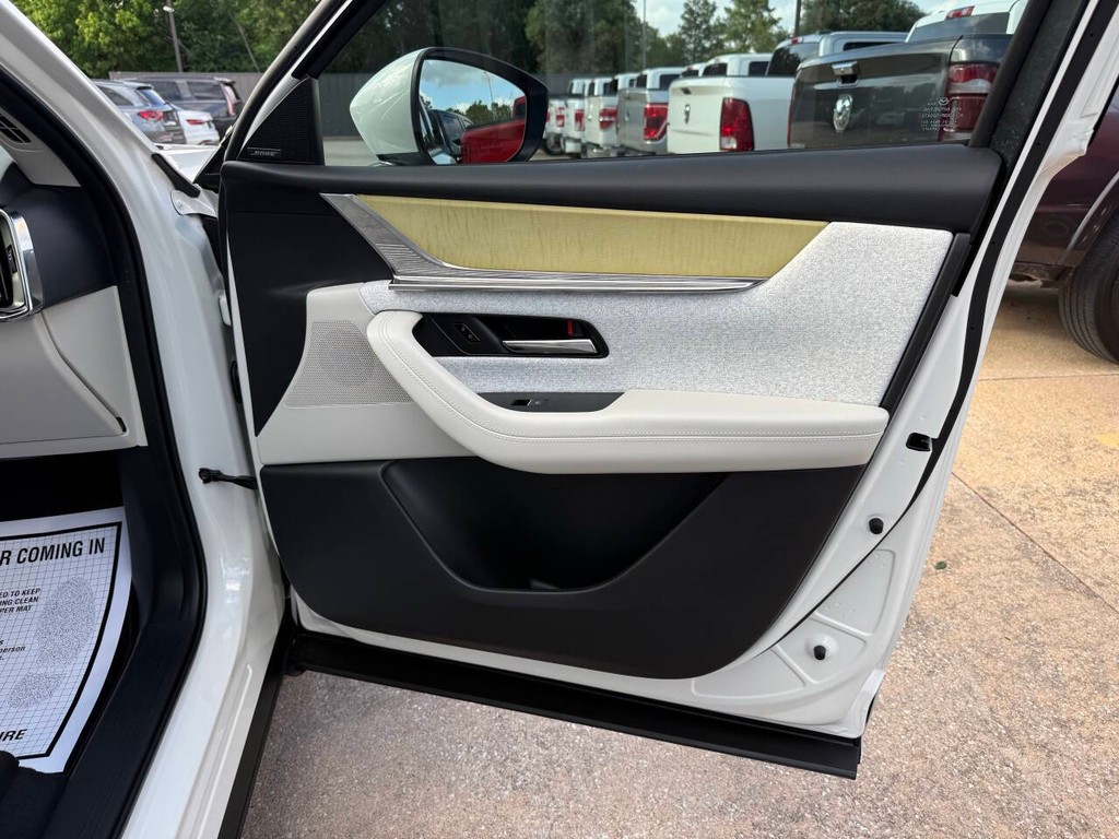 Mazda CX-90 Vehicle Full-screen Gallery Image 11